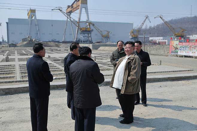 북한 노동당 기관지 노동신문은 김정은 국무위원장이 20일 남포조선소를 현지지도했다며 조선소의 여러 생산 공정을 둘러봤다고 21일 보도했다. [평양 노동신문=뉴스1]