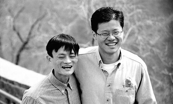 지난 1997년 중국 만리장성에서 마윈 알리바바 창업자(왼쪽)와 제리 양 야후 창립자가 함께 기념촬영을 하고 있다. [엑스(X·옛 트위터) 캡처]