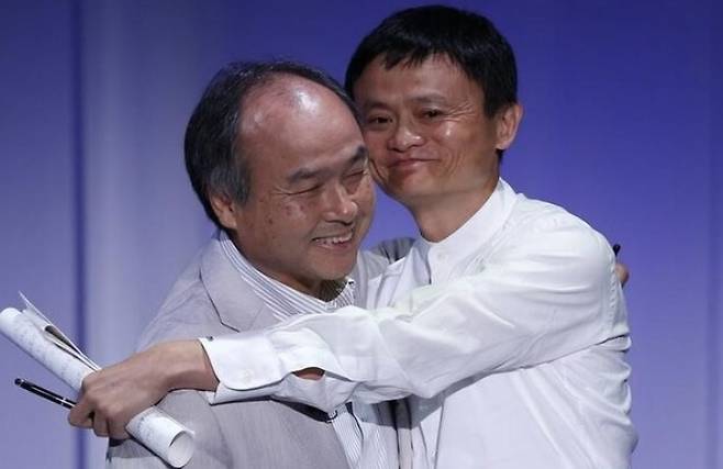 마윈 알리바바 창업자(오른쪽)가 지난 2014년 7월 일본 도쿄에서 열린 소프트뱅크 월드 2014 행사에서 손정의 소프트뱅크그룹 회장과 포옹하고 있다. [로이터]
