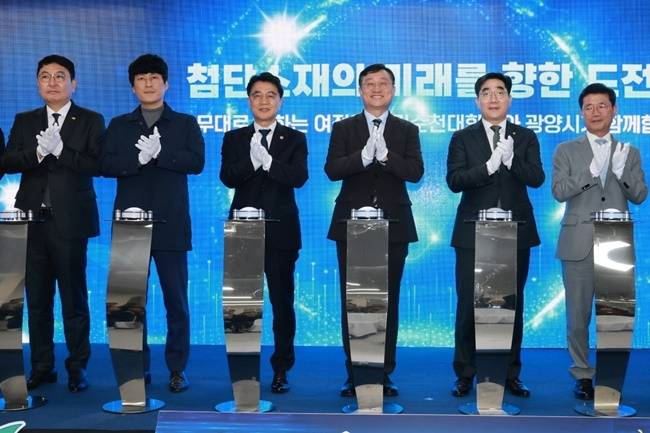 27일 개최된 순천대 광양캠퍼스 개소식. 사진 왼쪽부터 우광일 광양상의 회장, 최대원 광양시의회 의장, 김태균 전남도의회 의장, 명창환 전남도 행정부지사, 이병운 순천대 총장, 정인화 광양시장.
