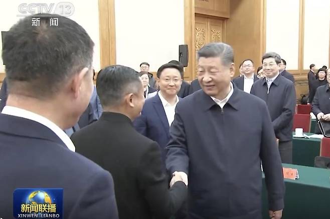 지난달 17일(현지시간) 마윈 알리바바 창업자(왼쪽 두번째)가 중국 대표 빅테크 기업 수장들이 한데 모인 민영기업심포지엄(좌담회)에서 시진핑 국가주석과 악수하고 있다. 지난 5년간 중국 당국으로부터 받은 ‘괘씸죄’에 종지부를 찍는 순간이었다. [CCTV 캡처]