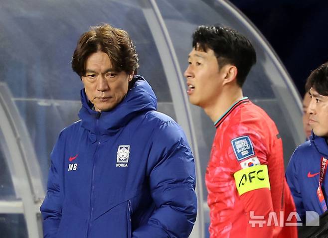 [수원=뉴시스] 김명년 기자 = 지난 25일 경기 수원시 수원월드컵경기장에서 열린 2026 국제축구연맹(FIFA) 북중미 월드컵 아시아 지역 3차 예선 B조 8차전 대한민국과 요르단의 경기, 홍명보 감독이 손흥민을 바라보고 있다. 2025.03.25. kmn@newsis.com