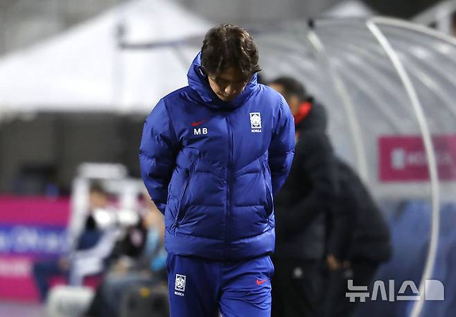 [수원=뉴시스] 정병혁 기자 = 지난 25일 경기 수원시 수원월드컵경기장에서 열린 2026 국제축구연맹(FIFA) 북중미 월드컵 아시아 지역 3차 예선 B조 8차전 대한민국과 요르단의 경기, 대한민국 홍명보 감독이 고개를 숙이고 있다. 2025.03.25. jhope@newsis.com