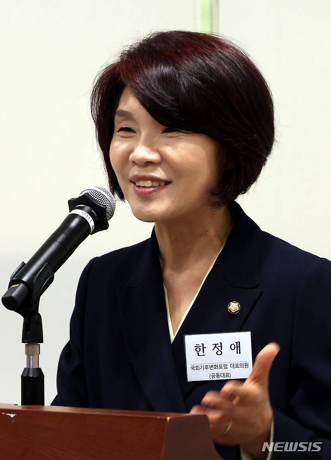 [서울=뉴시스] 조성봉 기자= 국회기후변화포럼 공동대표를 맡고 있는 한정애 더불어민주당 의원이 21일 오전 서울 여의도 국회에서 열린 2024 국회기후변화포럼 개원 총회에서 발언하고 있다. 2024.06.21. suncho21@newsis.com
