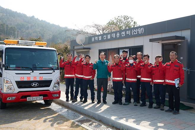 [통영=뉴시스] 신정철 기자= 통영시는 전국 동시다발 산불 발생에 따른 산불재난 국가위기경보 '심각' 단계로 격상됨에 따라 산불예방 총력 대응에 나섰다고 27일 밝혔다.사진은 천영기 통영시장은 지난 26일 통영시 산양권역 산불대응센터를 방문, 산불전문진화대를 격려하고 있다.(사진=통영시 제공).2025.03.27. photo@newsis.com *재판매 및 DB 금지
