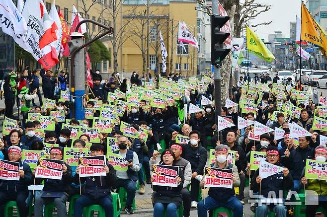 [청주=뉴시스] 서주영 기자 = 충북노동단체가 27일 충북도청에서 윤석열 대통령 즉각 파면을 촉구하며 총파업대회를 하고 있다. 2025.03.27. juyeong@newsis.com *재판매 및 DB 금지