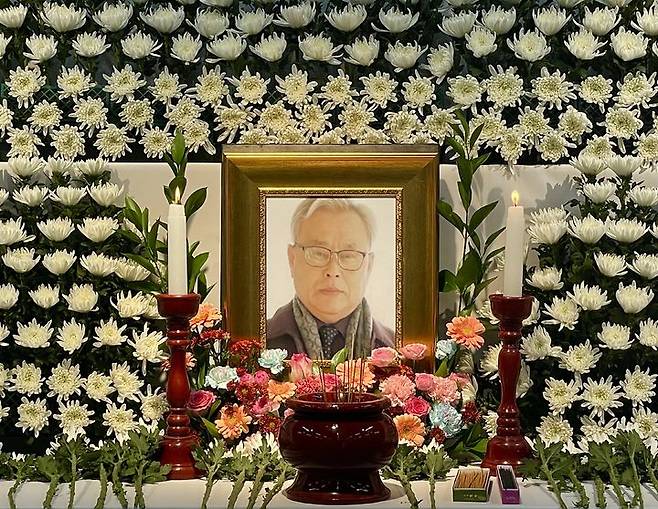 [의성=뉴시스] 정재익 기자 = 27일 경북 의성군 청소년문화의집에 차려진 고 박현우 기장을 애도하기 위한 분향소에 영정이 놓여 있다. 박 기장은 전날 의성군 신평면 교안리 한 야산에서 헬기를 타고 산불을 진화하다 추락해 순직했다. 2025.03.27. jjikk@newsis.com *재판매 및 DB 금지