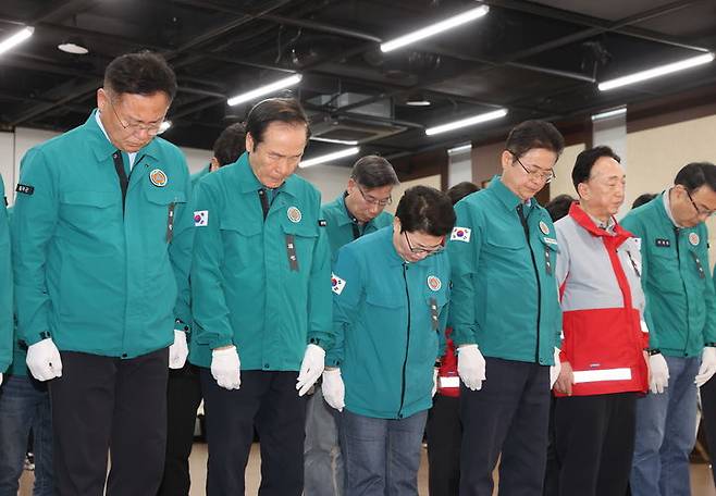 [의성=뉴시스] 김진호 기자 = 경북 의성군청소년문화의집 다목적 강당에 설치된 고 박현우 기장 분향소에서 27일 추모객들이 분향하고 있다. 고 박현우 기장은 의성산불 진화 중 전날 헬기 추락으로 순직했다. 왼쪽부터 김재욱 칠곡군수, 김주수 의성군수, 임이자 의원, 이철우 경북도지사, 김철수 대한적십자사 회장, 이충원 경북도의원. 2025.03.27. (사진=의성군 제공) photo@newsis.comkjh9326@newsis.com *재판매 및 DB 금지