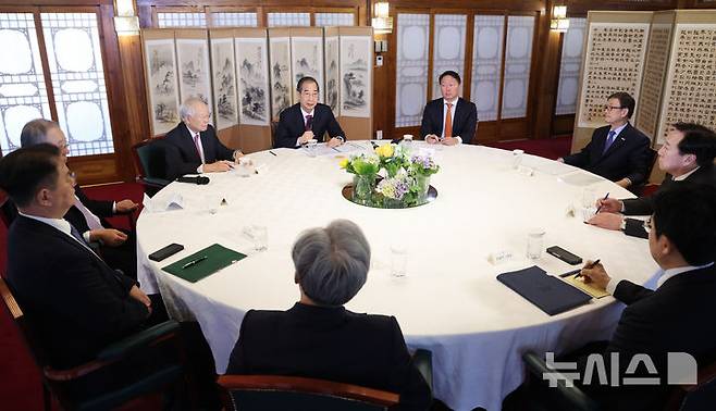 [서울=뉴시스] 조수정 기자 = 한덕수 대통령 권한대행 국무총리가 27일 서울 종로구 총리공관에서 열린 경제6단체 간담회에서 발언하고 있다. 왼쪽부터 시계방향으로 방기선 국무조정실장, 류진 한국경제인협회장, 손경식 한국경영자총협회 회장, 한 대통령 권한대행, 최태원 대한상공회의소 회장, 윤진식 한국무역협회장, 김기문 중소기업중앙회장, 박성택 산업통상자원부 1차관, 최진식 한국중견기업연합회장. 2025.03.27. chocrystal@newsis.com