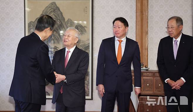 [서울=뉴시스] 조수정 기자 = 한덕수 대통령 권한대행 국무총리가 27일 서울 종로구 총리공관에서 경제6단체장과 간담회에 앞서 손경식 한국경영자총협회장과 인사나누고 있다. 왼쪽부터 한 대통령 권한대행, 손 회장, 최태원 대한상공회의소 회장, 류진 한국경제인협회장. 2025.03.27. chocrystal@newsis.com