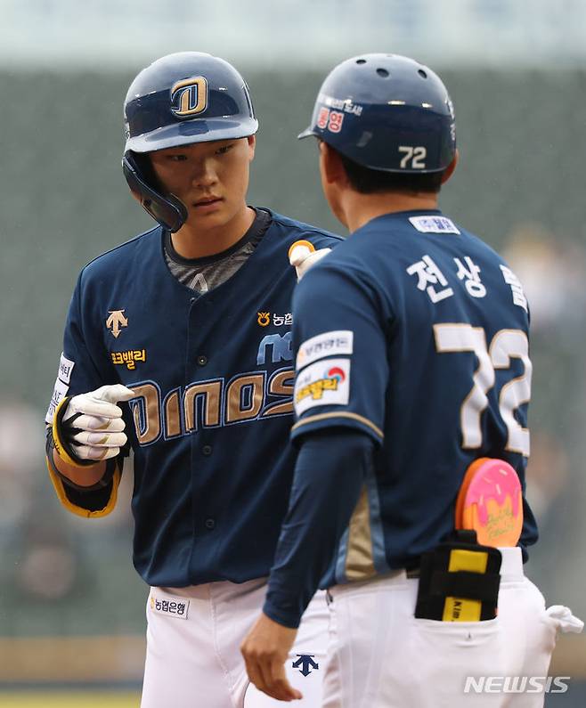 [서울=뉴시스] 황준선 기자 = 26일 오후 서울 송파구 잠실야구장에서 열린 프로야구 2024 KBO리그 NC 다이노스와 LG 트윈스의 경기, 4회 초 2사 3루 상황 NC 김주원이 1타점 적시타를 치고 전상렬 코치와 기쁨을 나누고 있다. 2024.05.26. hwang@newsis.com
