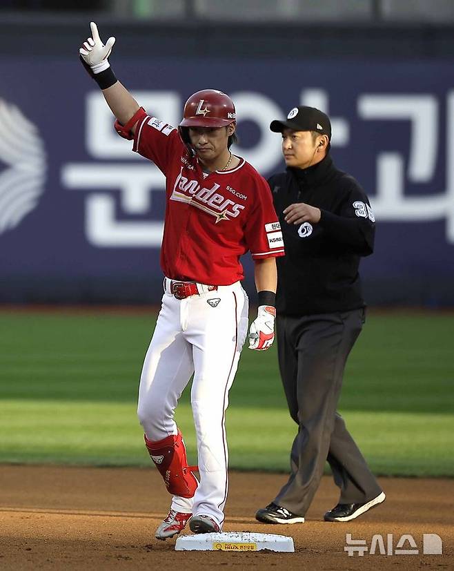 [수원=뉴시스] 정병혁 기자 = 1일 경기 수원시 수원KT위즈파크에서 열린 2024 KBO리그 SSG 랜더스와 kt wiz의 5위 결정전 경기, 3회초 1사 주자없는 상황 SSG 최지훈이 2루타를 친 뒤 기뻐하고 있다. 2024.10.01. jhope@newsis.com
