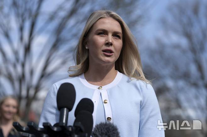 [워싱턴=AP/뉴시스]캐롤라인 레빗 백악관 대변인이 20일(현지 시간) 미국 워싱턴DC 백악관에서 취재진 질문에 답하고 있다. 2025.03.21.