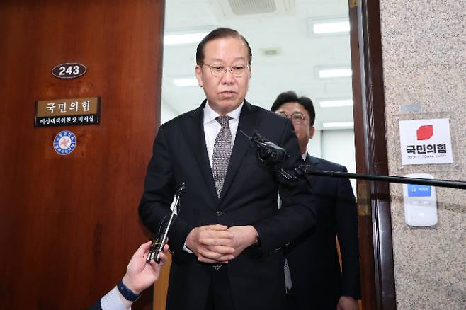 국민의힘 권영세 비상대책위원장이 26일 서울 여의도 국회에서 더불어민주당 이재명 대표의 공직선거법 위반 항소심 무죄 선고와 관련해 입장을 밝히고 있다. 연합뉴스