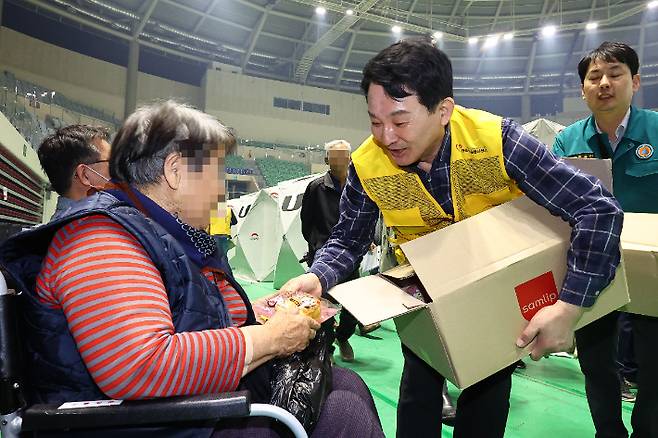 원희룡 전 국토부 장관이 26일 오후 경북 안동시 안동체육관에 마련된 산불 대피시설에서 자원봉사를 하고 있다. 연합뉴스