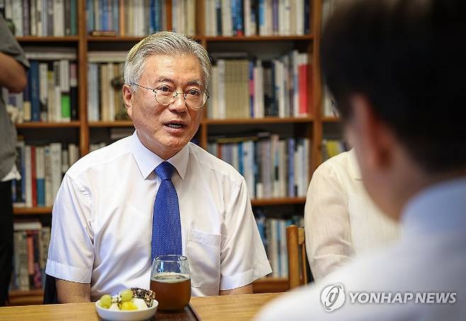 (서울=연합뉴스) 문재인 전 대통령이 8일 오후 경남 양산 평산마을 사저를 방문한 더불어민주당 이재명 대표와 대화하고 있다. 2024.9.8 [더불어민주당 제공. 재판매 및 DB 금지] utzza@yna.co.kr 연합뉴스