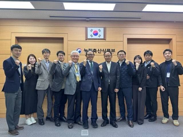 25일 농림축산식품부 중회의실에서 ‘토종닭 산업 발전을 위한 전담조직(TF)’ 관계자들이 토종닭 산업 활성화 의지를 다지고 있다. 한국토종닭협회