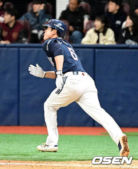 [OSEN=고척, 지형준 기자] 16일 서울 고척스카이돔에서 2025 신한 SOL 뱅크 KBO 리그 키움 히어로즈와 두산 베어스의 시범경기가 열렸다. KBO리그 10개 구단은 오는 18일까지 시범경기 10경기를 소화한다. 2025시즌 개막전은 오는 22일 개최된다. 개막전 매치업은 LG-롯데(서울 잠실구장), KIA-NC(광주-기아챔피언스필드), SSG-두산(인천 SSG랜더스필드), KT-한화(수원 KT위즈파크), 삼성-키움(대구 삼성라이온즈파크)이다.9회초 1사에서 두산 오명진이 2루타를 날리고 있다. 2025.03.16 /