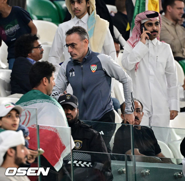 [OSEN=알 라이얀(카타르), 지형준 기자] 파울루 벤투 아랍에미리트(UAE) 감독이 또 알라이얀에서 극적으로 16강 티켓을 거머쥐었다. 벤투 감독이 이끄는 아랍에미리트(UAE)는 24일 0시(이하 한국시간) 카타르 알라이얀 에듀케이션 시티 스타디움에서 열린 2023 아시아축구연맹(AFC) 카타르 아시안컵 2023 조별리그 C조 3차전에서 이란에 1-2로 패했다. 이로써 UAE는 승점 4점(1승 1무 1패, 5득점 4실점)으로 조 2위를 기록하며 16강 진출에 성공했다. 팔레스타인 역시 1승 1무 1패로 승점 4점이지만, 5득점 5실점으로 득실에서 한 골 밀려 3위에 머물렀다. 이란은 3전 전승을 달리며 조 1위로 16강에 올라갔다.UAE 벤투 감독이 경기를 마치고 관중석을 떠나고 있다. 2024.01.23 / jpnews.osen.co.kr