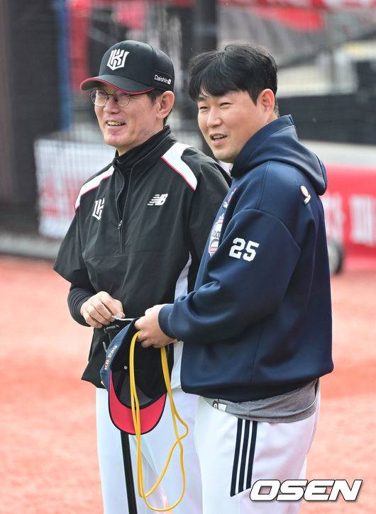 [OSEN=수원, 최규한 기자] 27일 오후 경기도 수원 KT위즈파크에서 ‘2025 신한 SOL Bank KBO리그’ KT 위즈와 두산 베어스의 경기가 열린다.홈팀 KT는 오원석, 방문팀 두산은 김유성을 선발로 내세운다.경기를 앞두고 두산 양의지와 KT 이강철 감독이 인사를 나누고 있다. 2025.03.27 / dreamer@osen.co.kr