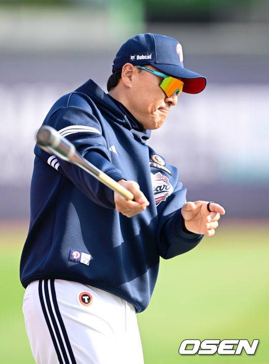 [OSEN=수원, 최규한 기자] 26일 오후 경기도 수원 KT위즈파크에서 ‘2025 신한 SOL Bank KBO리그’ KT 위즈와 두산 베어스의 경기가 열린다.홈팀 KT는 소형준, 방문팀 두산은 최승용을 선발로 내세운다.경기를 앞두고 두산 이승엽 감독이 선수들의 훈련을 지켜보며 방망이를 돌리고 있다. 2025.03.26 /