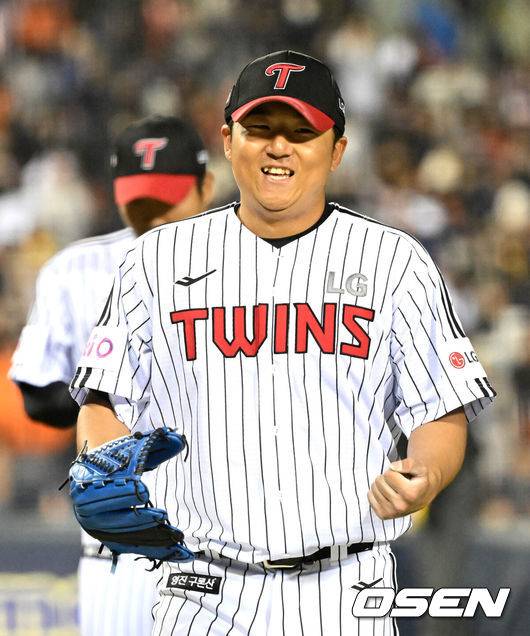 [OSEN=잠실, 이대선 기자] 27일 오후 서울 잠실야구장에서 2025 신한 SOL Bank KBO리그 LG 트윈스와 한화 이글스의 경기가 열렸다.LG는 송승기, 한화는 문동주를 선발 투수로 내세웠다.7회초 2사 2루에서 LG 송승기가 한화 채은성을 땅볼로 처리하고 오스틴과 환호하고 있다. 2025.03.27 /sunday@osen.co.kr