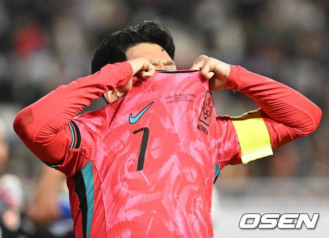 [OSEN=수원, 이대선 기자] 홍명보호가 이번에도 승리하지 못했다. 요르단과 아쉬운 무승부를 거두면서 3경기 연속 승점 1점을 추가하는 데&nbsp;만족해야 했다.홍명보 감독이&nbsp;이끄는 대한민국 축구대표팀은 25일 오후 8시 수원월드컵경기장에서 열린 2026 국제축구연맹(FIFA) 북중미 월드컵 아시아지역 3차 예선 B조 8차전에서 요르단과 1-1로 비겼다.후반 한국 손흥민이 찬스가 무산되자 아쉬워하고 있다. 2025.03.25 /sunday@osen.co.kr