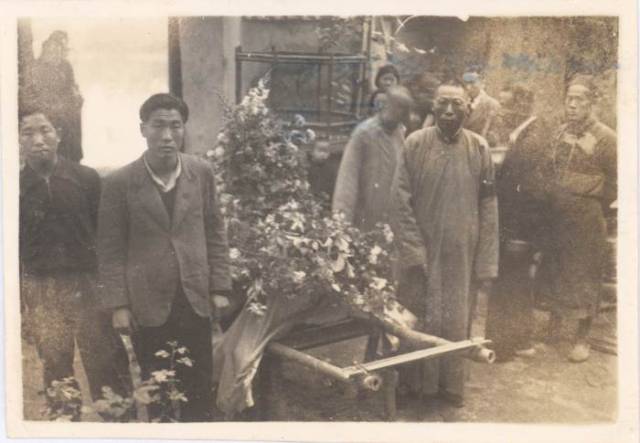 ▲어머니 같았던 할머니. 1939년 4월 충칭시 남안의 손가화원에서 열린 곽낙원의 장례식. 김구와 스물한 살의 김인, 열일곱 살의 김신 모습이 보인다. ⓒ필자 제공