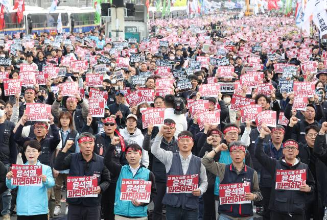 ▲전국민주노동조합총연맹(민주노총)이 27일 윤석열 대통령에 대한 헌법재판소의 탄핵심판 선고일 지정을 촉구하며 총파업에 돌입하자 조합원들이 종로구 광화문광장에서 파업 대회에 참가해 구호를 외치고 있다. ⓒ연합뉴스