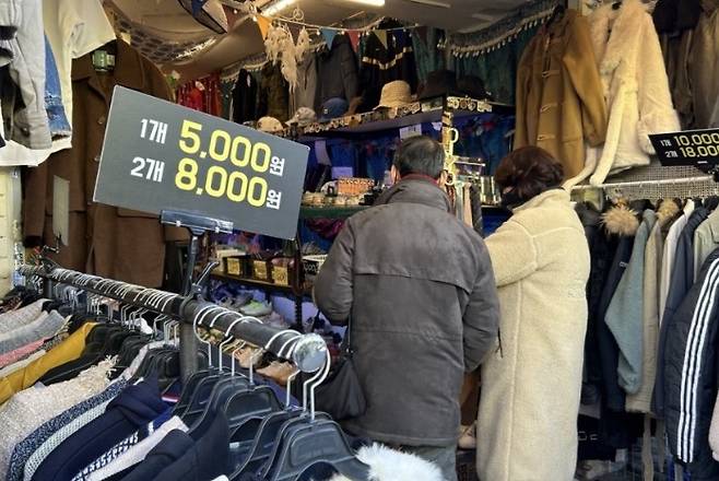 서울 종로구 동묘 구제 시장에 있는&nbsp;한&nbsp;옷 가게에서 시민들이 의상을 구경하고 있다.&nbsp;지하철 동묘앞역 부근에 자리한&nbsp;구제 시장은 저렴한 중고 상품을 찾는 이들로 늘 붐빈다. 연합뉴스