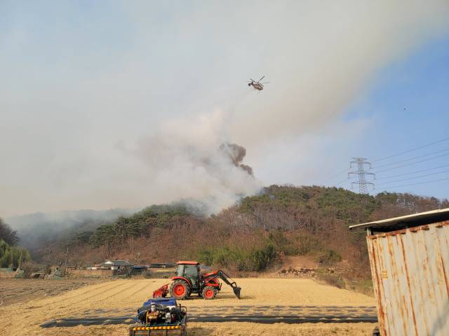26일 오후 울산시 울주군 온양읍 삼광리 야산에서 산불 진화작업이 진행되고 있다. 사진제공=울산시
