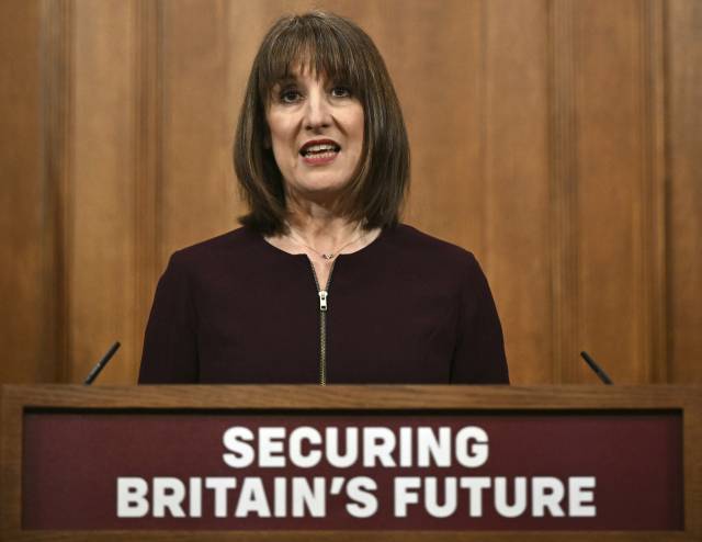 레이철 리브스 영국 재무부 장관이 26일(현지 시간) 런던 다우닝가에서 정부 지출 삭감 계획을 발표하고 있다. AFP연합뉴스