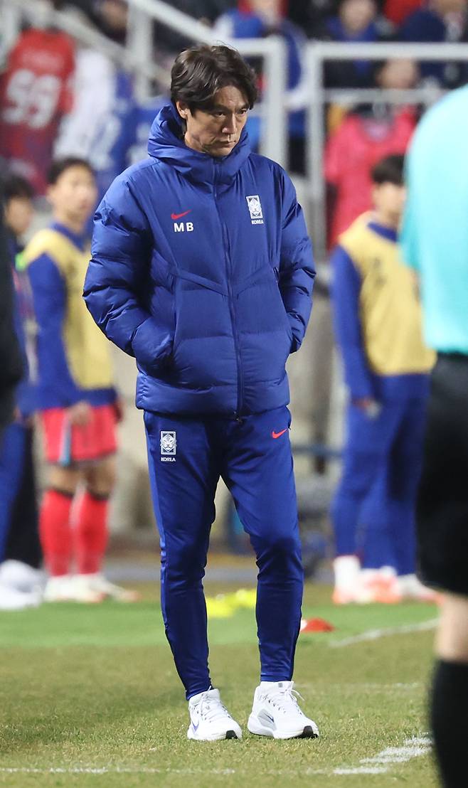 25일 수원월드컵경기장에서 열린 2026 북중미 월드컵 아시아 3차 예선 B조 8차전 대한민국과 요르단의 경기. 홍명보 감독이 경기를 지켜보다 생각을 하고 있다. 연합뉴스