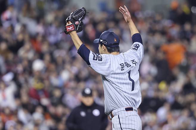 27일 서울 잠실야구장에서 열린 LG와의 경기에서 5회말 무실점 호투를 펼친 한화 선발투수 문동주가 더그아웃으로 향하며 포효하고 있다. 연합뉴스