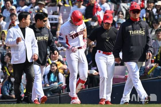 22일 오후 광주 북구 광주-기아챔피언스필드에서 열린 2025 신한 쏠뱅크 KBO 리그 개막전 NC다이노스 대 KIA타이거즈의 경기, 3회말 1사 주자 없는 상황에서 안타를 친 KIA 김도영(가운데)이 왼쪽 허벅지 통증을 호소하며 더그아웃으로 돌아오고 있다. /사진=뉴시스