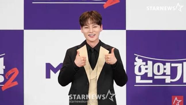 '현역가왕2' 톱7 기자간담회에서 포즈를 취하고 있는 우승자 박서진. /사진=오찬우 기자