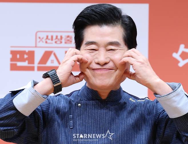 (서울=뉴스1) 권현진 기자 = 이연복 셰프가 27일 서울 영등포구 KBS에서 열린 KBS 2TV ‘신상출시 편스토랑’ 기자간담회에서 포즈를 취하고 있다.  ‘신상출시 편스토랑’은 미식가 스타들의 ‘먹고 사는 일상’을 관찰하고 그들의 레시피를 함께 공유하는 프로그램이다. 2025.3.27/뉴스1  Copyright (C) 뉴스1. All rights reserved. 무단 전재 및 재배포,  AI학습 이용 금지. /사진=(서울=뉴스1) 권현진 기자