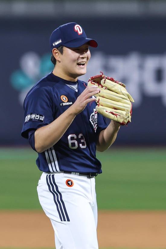 두산 베어스 마무리 투수 김택연이 지난 26일 수원 KT전에서 시즌 첫 등판에 나서 한 점 차 세이브 상황을 지켰다. 두산은 이날 승리로 개막 3연패에서 탈출했다. 두산 베어스