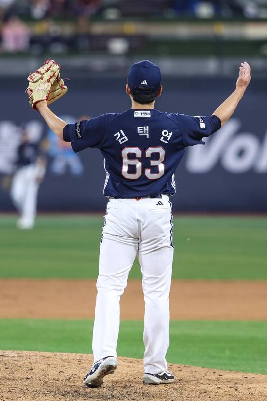 두산 베어스 마무리 투수 김택연이 지난 26일 수원 KT전에서 시즌 첫 등판에 나서 한 점 차 세이브 상황을 지켰다. 두산은 이날 승리로 개막 3연패에서 탈출했다. 두산 베어스