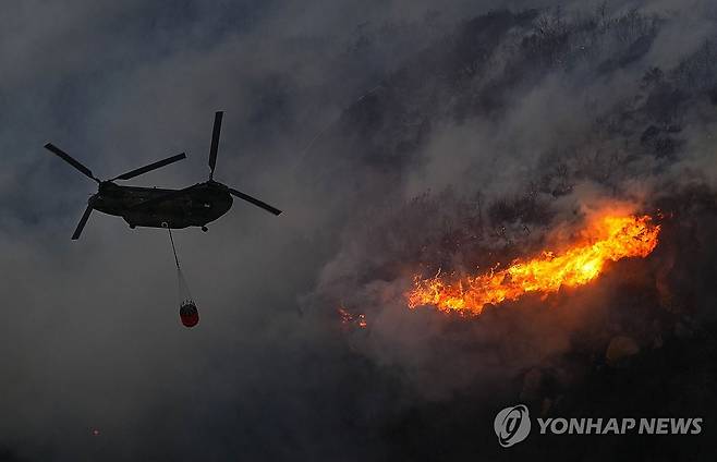 일본 혼슈 서부 산불 확산 (오카야마 교도=연합뉴스) 일본 자위대 헬리콥터가 지난 25일 혼슈 서부 오카야마현 오카야마시에서 산불 진화 활동을 하고 있다. 2025.3.26 photo@yna.co.kr