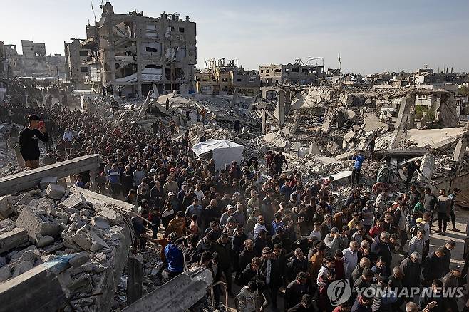 폐허가 된 거리에서 반(反)하마스 시위를 벌이는 주민들 (베이트 라히야 EPA=연합뉴스) 26일(현지시간) 팔레스타인 가자지구 북부 베이트라히야 지역 주민들이 무장정파 하마스를 규탄하는 시위를 벌이고 있다. 2025.3.26