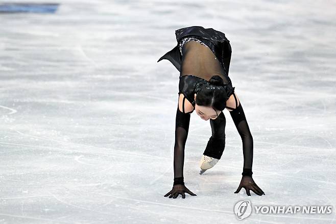 점프 착지 뒤 얼음에 두 손을 짚고 감점받은 김채연 [Mandatory Credit: Brian Fluharty-Imagn Images]