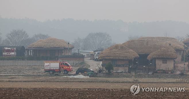 세계유산 하회마을 보호하는 소방관들 (안동=연합뉴스) 천경환 기자 = 27일 산불 연기로 뒤덮인 안동 하회마을에서 소방관들이 순찰을 돌고 있다. 2025.3.27 kw@yna.co.kr