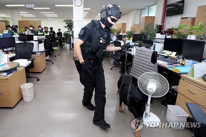 폭발물 수색하는 경찰 (고양=연합뉴스) 노승혁 기자 = 지난해 경기도 고양시 주교동 고양시청에서 경찰 특공대가 폭발물 수색 작업을 벌이고 있다.  2023.8.17 nsh@yna.co.kr