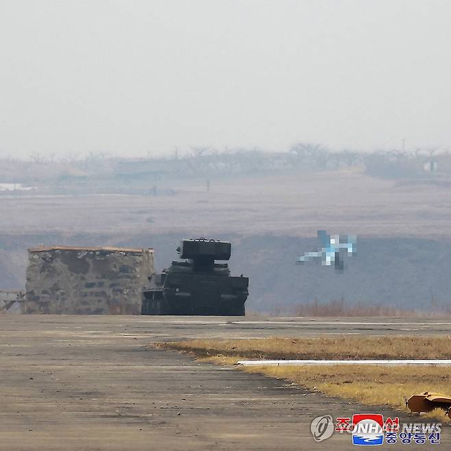 북한 김정은, 공중통제기 탑승ㆍ자폭무인기 참관…"무인ㆍAI 최우선" (평양 조선중앙통신=연합뉴스) 김정은 북한 국무위원장이 지난 25~26일 새로 개발·생산하고 있는 무인항공기술연합체와 탐지전자전연구집단의 국방과학연구사업을 지도했다고 조선중앙통신이 27일 보도했다. 2025.3.27 
    [국내에서만 사용가능. 재배포 금지. For Use Only in the Republic of Korea. No Redistribution] nkphoto@yna.co.kr