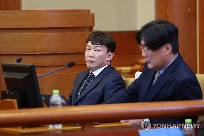 비위 의혹 탄핵 심판 2회 변론기일 출석한 이정섭 검사 (서울=연합뉴스) 임화영 기자 = 이정섭 대전고검 검사가 28일 오후 서울 종로구 헌법재판소에서 열린 처남 마약 사건 수사를 무마했다는 의혹 관련 탄핵 심판 2회 변론기일에 출석해있다. 2024.5.28 hwayoung7@yna.co.kr