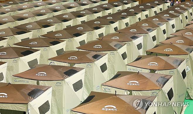 산불 피해 주민을 위한 텐트 (청송=연합뉴스) 김도훈 기자 = 26일 경북 청송군 청송읍 청송국민체육센터에 설치된 대피소에 산불 피해 주민들을 위한 개별 텐트가 설치돼 있다. 2025.3.26 superdoo82@yna.co.kr