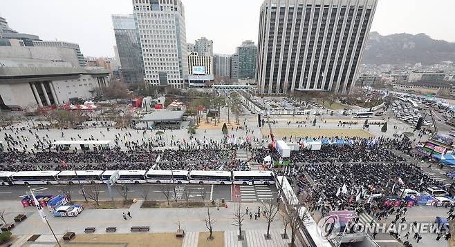 민주노총, 탄핵 심판 선고일 지정 촉구 (서울=연합뉴스) 김성민 기자 = 전국민주노동조합총연맹(민주노총)이 윤석열 대통령에 대한 헌법재판소의 탄핵심판 선고일 지정을 촉구하며 총파업에 돌입한 27일 서울 종로구 광화문광장 인근에서 민주노총 조합원들이 총파업 대회를 열고 있다. 2025.3.27 ksm7976@yna.co.kr