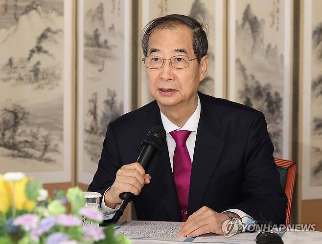 한덕수 권한대행, 경제6단체 간담회 발언 (서울=연합뉴스) 홍해인 기자 =한덕수 대통령 권한대행 국무총리가 27일 서울 종로구 총리공관에서 열린 경제6단체 간담회에서 발언하고 있다. 2025.3.27 [대통령실통신사진기자단] hihong@yna.co.kr