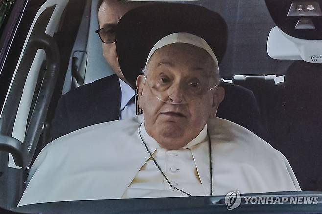 지난 23일(현지시간) 비강 튜브를 코에 꽂은 채 퇴원하는 교황 [AP 연합뉴스 자료사진. 재판매 및 DB 금지]